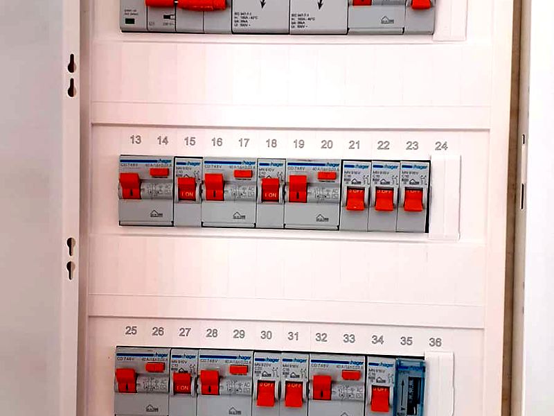 Cuadro eléctrico Hager con protecciones diferenciales en villa Costa del Sol